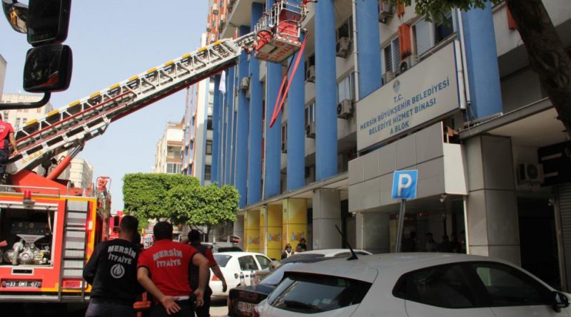 Mersin’de belediye binasında çıkan yangın korkuttu