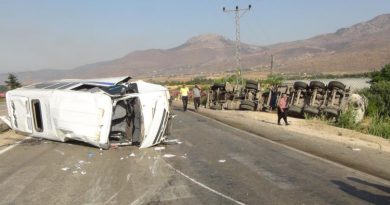 Mersin’de öğrenci servisi ile tır çarpıştı: 2'si ağır 11 yaralı