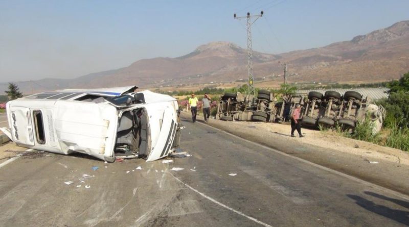 Mersin’de öğrenci servisi ile tır çarpıştı: 2'si ağır 11 yaralı