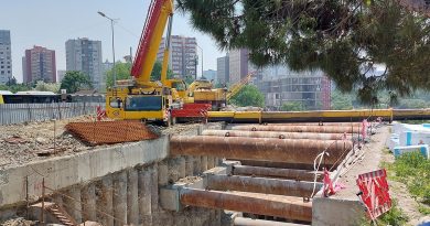 Metro inşaatındaki vinç devrildi
