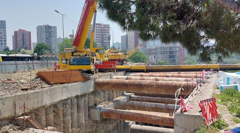 Metro inşaatındaki vinç devrildi