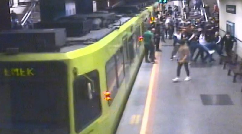Metrodaki sigara kavgası güvenlik kamerasında