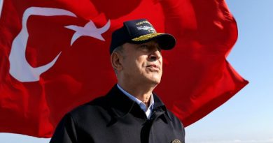 Milli Savunma Bakanı Akar beraberindeki komutanlarla sınırın sıfır noktasında