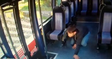 Minibüste sürünerek paraları çaldı