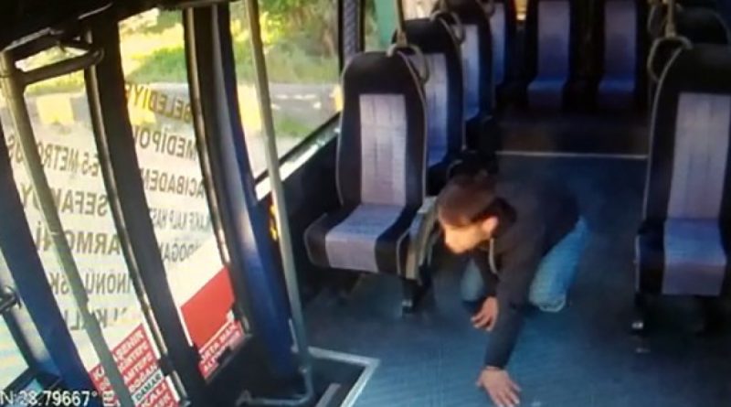 Minibüste sürünerek paraları çaldı