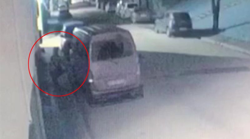 Minibüsten hırsızlık güvenlik kameralarına yansıdı