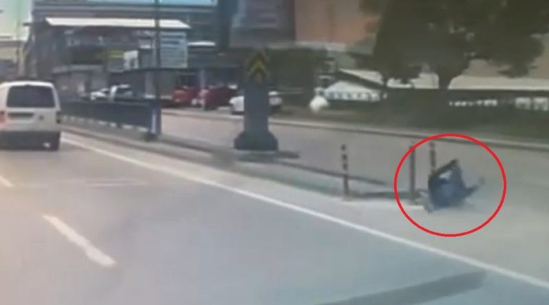 Motosiklet sürücüsünün ölümden döndüğü anlar kamerada