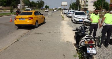 Motosiklet yol kenarında duran otomobile çarptı: 1 ağır yaralı