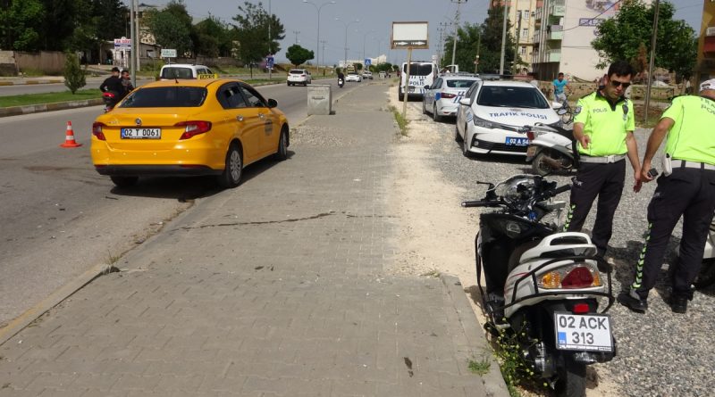 Motosiklet yol kenarında duran otomobile çarptı: 1 ağır yaralı