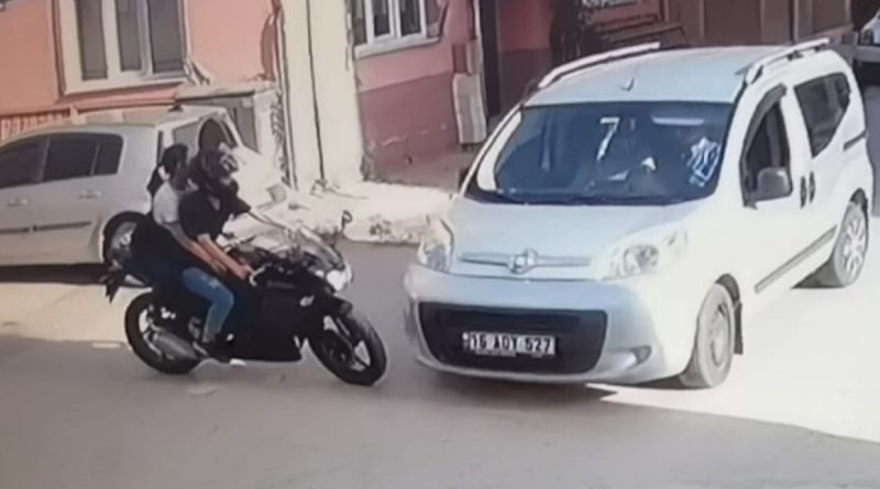 Motosikletli genç kız araca yandan çarptı: 1 yaralı