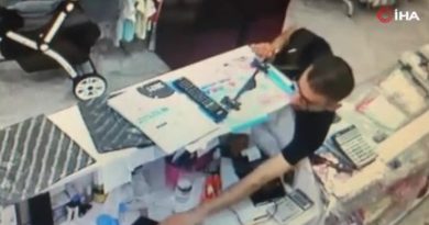 Müşteri kılığında mağazaya girdi, masadaki cep telefonunu ve kasadaki paraları çaldı