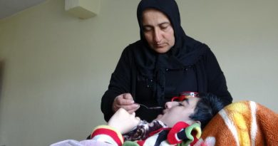 Naciye anne 37 senedir engelli 4 çocuğuna gözü bakıyor