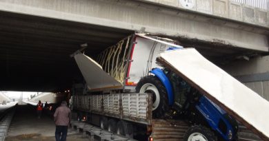 Niğde’de tır köprüye sıkıştı