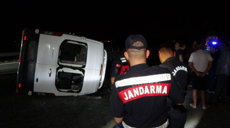 Öğrencileri taşıyan minibüs otoyolda kaza yaptı: 17 yaralı