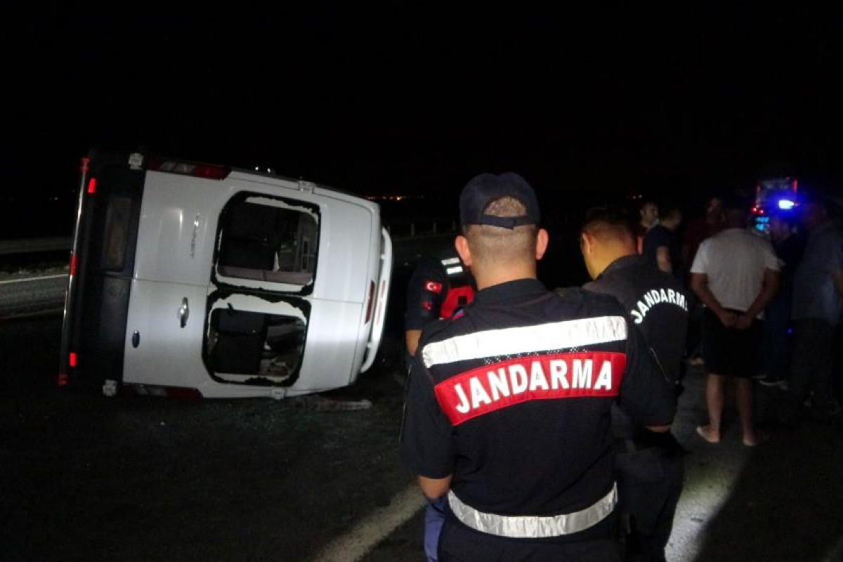 Öğrencileri taşıyan minibüs otoyolda kaza yaptı: 17 yaralı