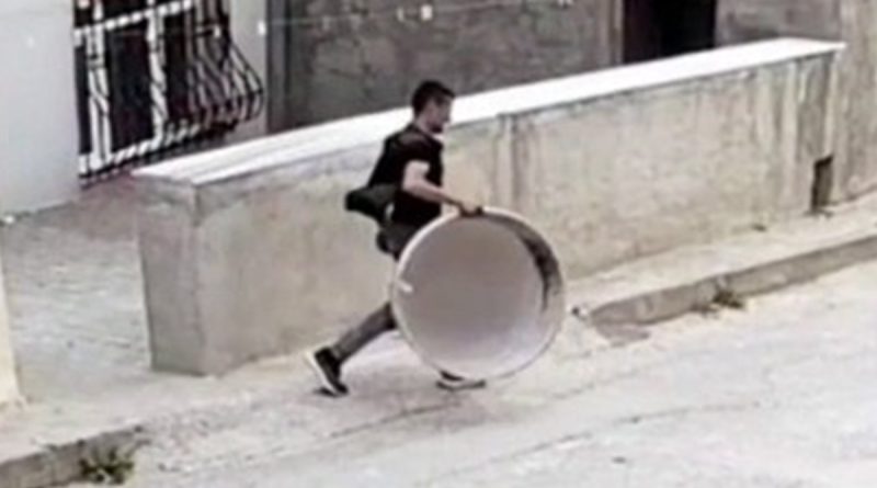 Önce tepsiyi sonra sobayı çaldı: O anlar kamerada