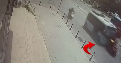 Önündeki motokuryeye art arda çarparak önünde sürükledi