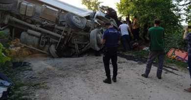 Ordu’da çakıl yüklü kamyon devrildi: 2 yaralı