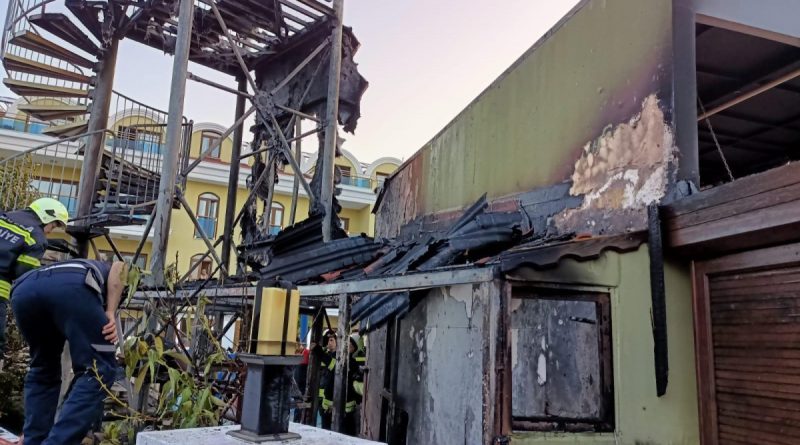 Otelin havuzunda çıkan yangın panikletti