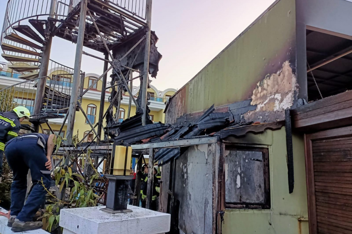 Otelin havuzunda çıkan yangın panikletti