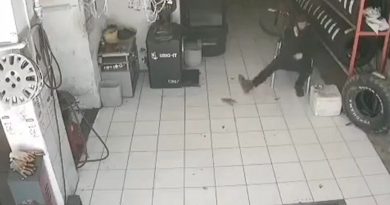 Oto lastikçinin fareyle imtihanı