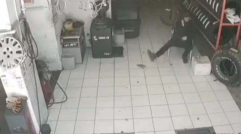 Oto lastikçinin fareyle imtihanı