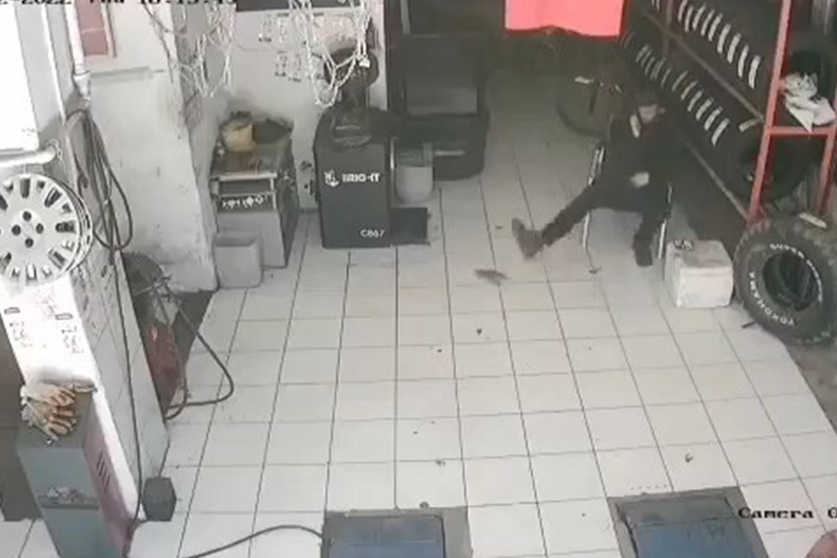 Oto lastikçinin fareyle imtihanı