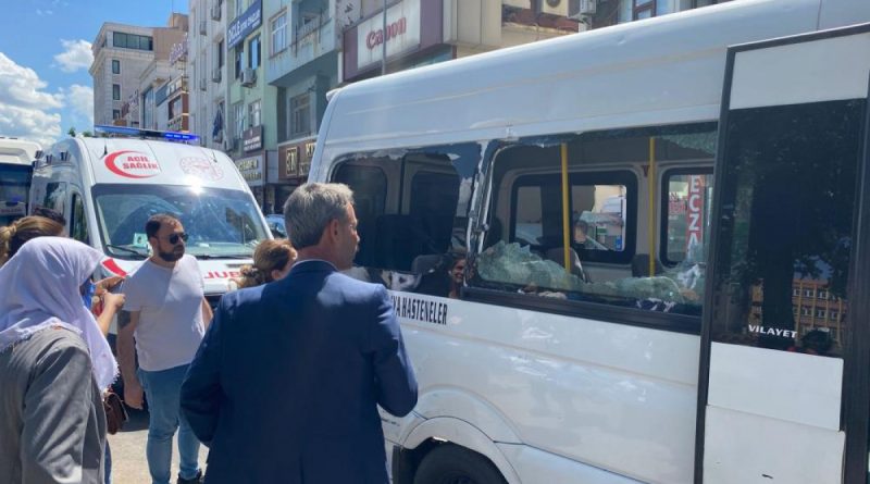 Otobüsü sıkıştırdı, patlayan camlarla iki yolcu yaralandı