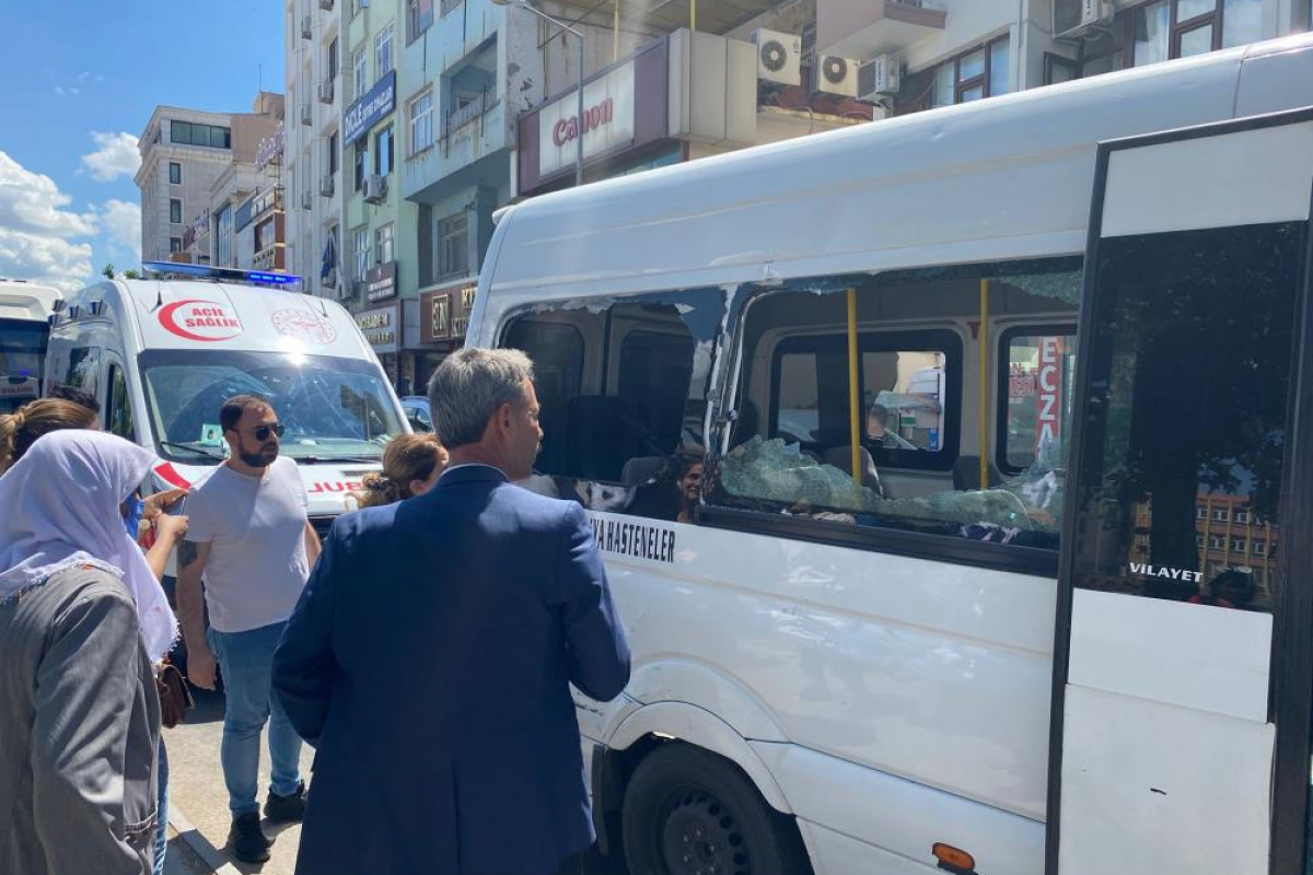 Otobüsü sıkıştırdı, patlayan camlarla iki yolcu yaralandı