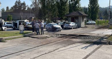 Otomobil hemzemin geçitte trenle çarpıştı: 1 yaralı