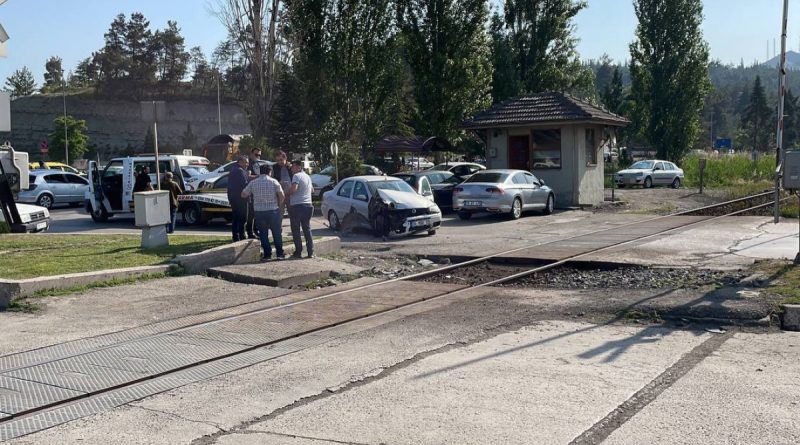 Otomobil hemzemin geçitte trenle çarpıştı: 1 yaralı
