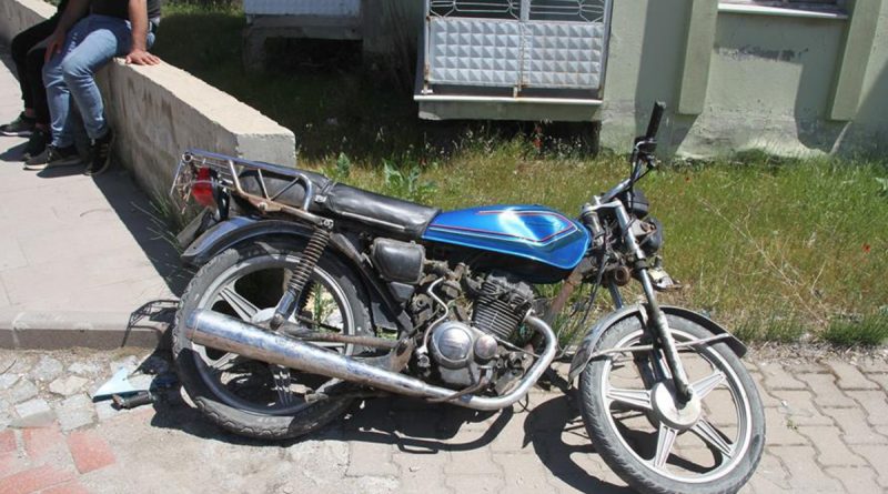 Otomobil ile motosiklet kafa kafaya çarpıştı: 1 yaralı