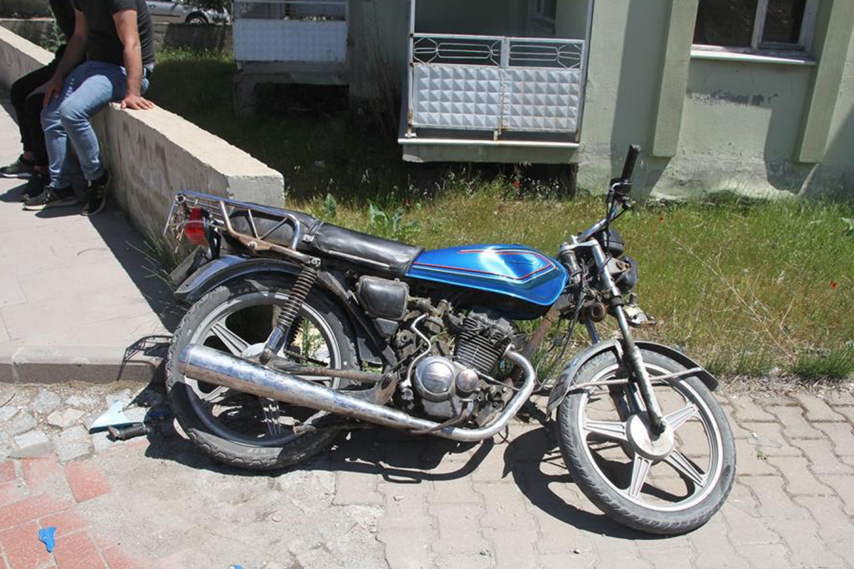 Otomobil ile motosiklet kafa kafaya çarpıştı: 1 yaralı