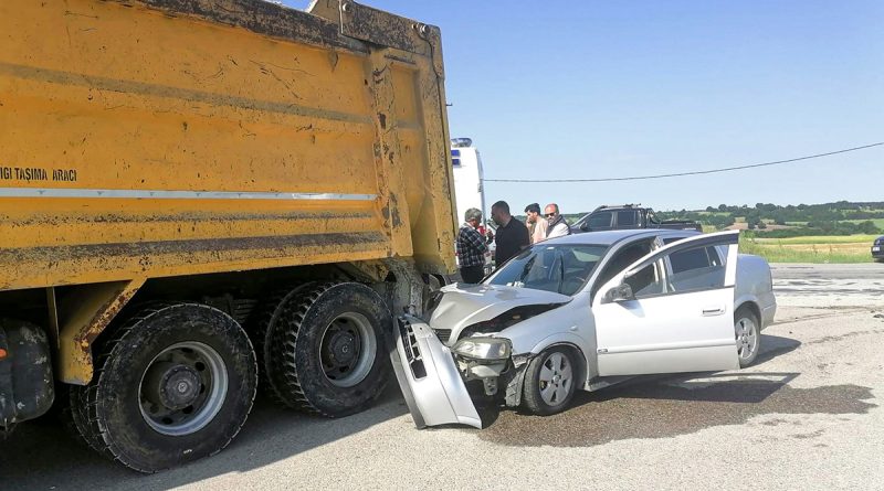 Otomobil kamyona arkadan çarptı: 1 yaralı