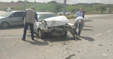 Otomobil kontrolsüz şekilde kavşağa giren kamyona çarptı: 5 yaralı