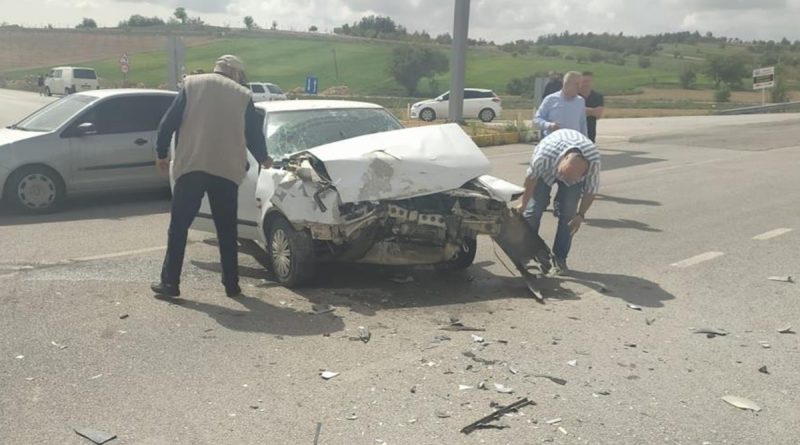 Otomobil kontrolsüz şekilde kavşağa giren kamyona çarptı: 5 yaralı