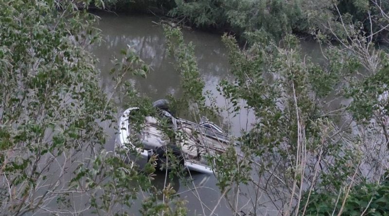 Otomobil nehre uçtu: 3 yaralı