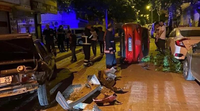 Otomobil önce ağaca, sonra park halindeki araca çarparak durabildi