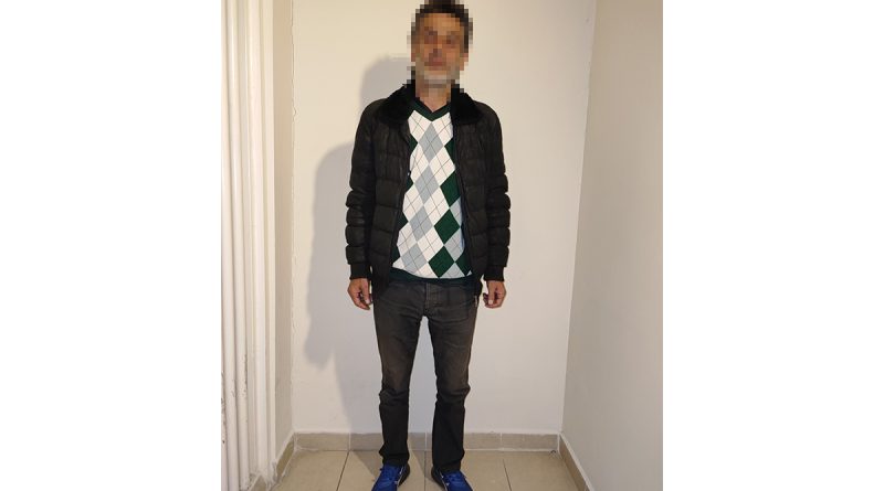 Otomobilden teyp çalan hırsız kamerada, hırsızı ayakkabısı ele verdi