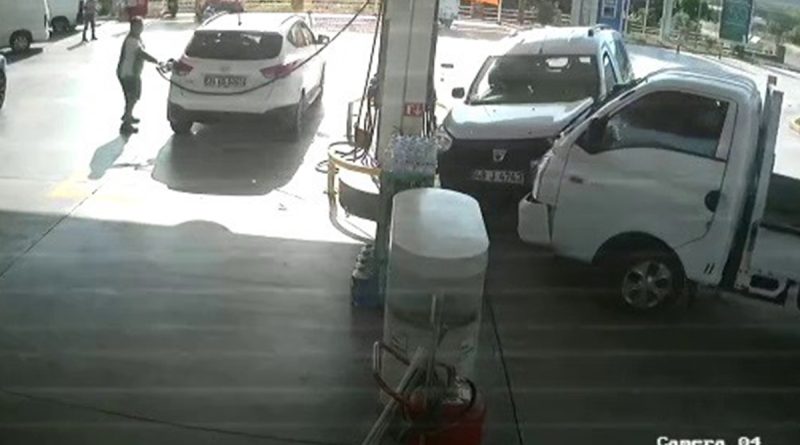 Otomobile çarpmamak için direksiyon kırdı, benzinliğe daldı