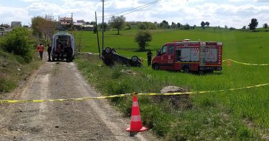 Otomobiliyle tarlaya uçan kadın sürücü hayatı kaybetti