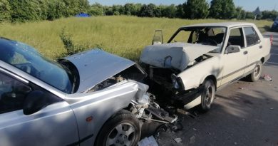 Otomobiller kafa kafaya çarpıştı: 3 yaralı
