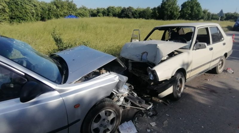 Otomobiller kafa kafaya çarpıştı: 3 yaralı