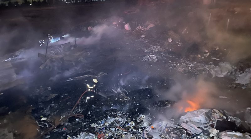 Palet deposu alev alev yandı