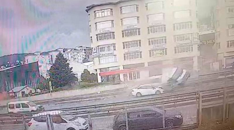 Pendik E-5'te minibüsün bariyerlere çarparak taklalar attığı kaza kamerada