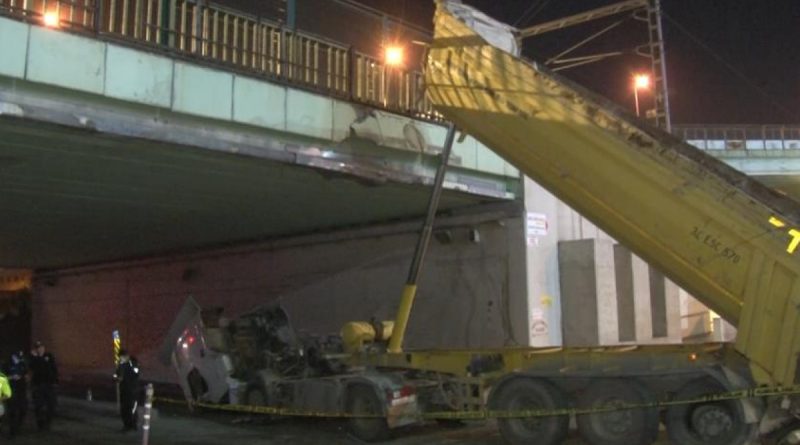 Pendik’te dorsesi açılan kamyon alt geçide çarptı: 1 yaralı