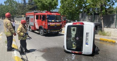 Pendik’te lüks otomobilin çarptığı ticari araç yan yattı: 1 yaralı
