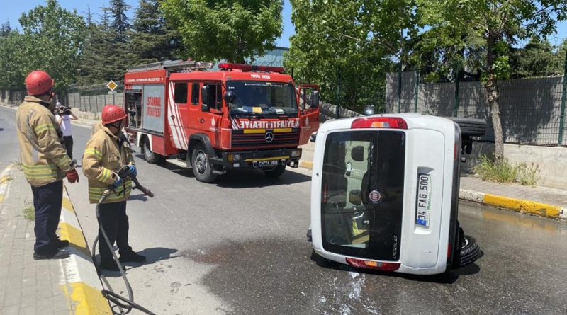 Pendik’te lüks otomobilin çarptığı ticari araç yan yattı: 1 yaralı