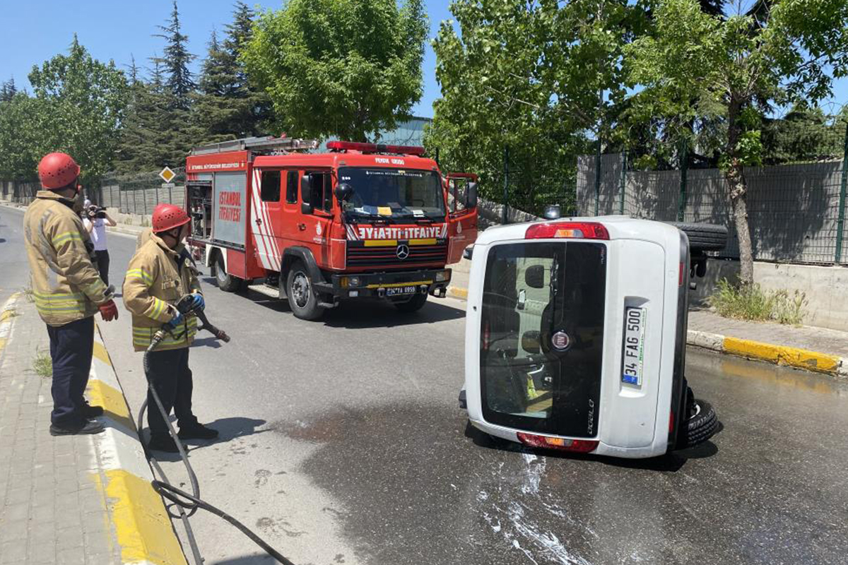 Pendik’te lüks otomobilin çarptığı ticari araç yan yattı: 1 yaralı