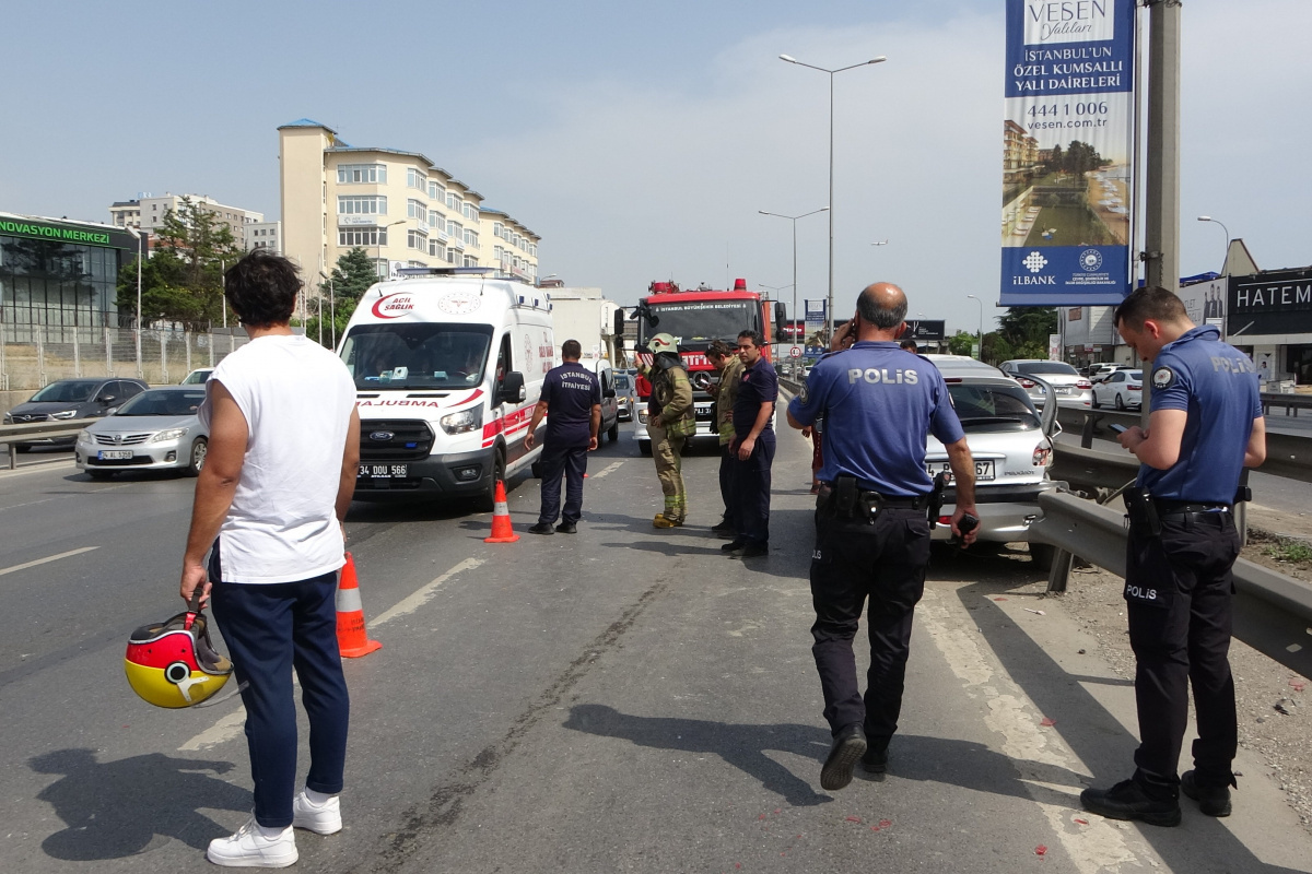 Pendik'te makas atan sürücü demir bariyerlere girdi: 2 yaralı
